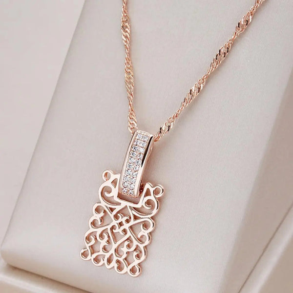 Collar Elegante en Oro con Mandala