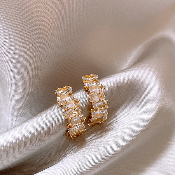 Pendientes Elegantes en Oro con Zircones Brillantes