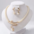 Ensemble collier et boucles d'oreilles avec perles naturelles