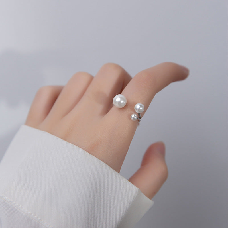Anillo elegante con trío de perlas