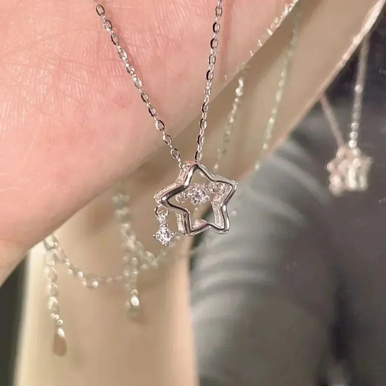 Collier Élégant avec Pendentif en Fleur Métallique Ondulé