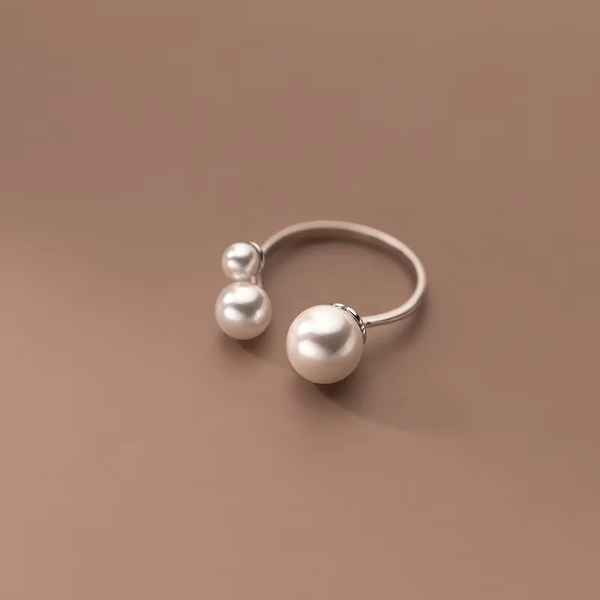 Anillo elegante con trío de perlas