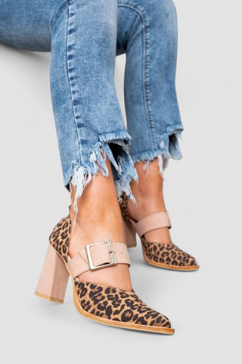 Selveta - Sandálias em camurça com padrão de leopardo e salto estável