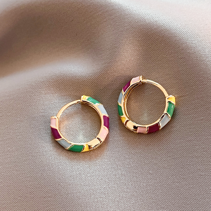 Pendientes Elegantes con Esmalte en Oro