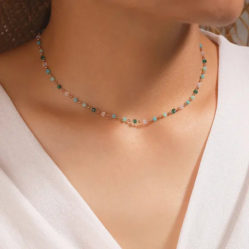 Collier Plaqué Or avec Détails Multicolores en Galets