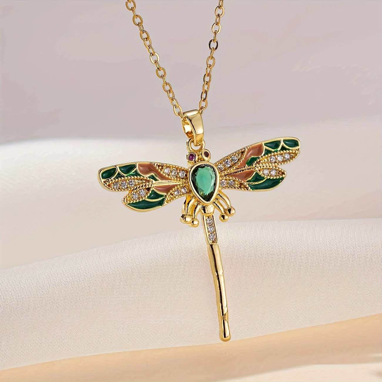 Collier lumineux avec libellule verte