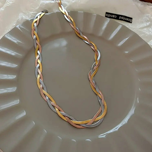 Collar elegante en oro y plata