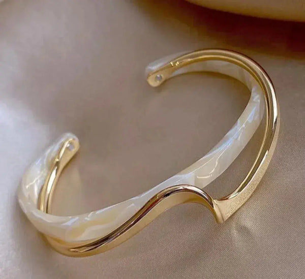 Pulsera Elegante en Oro con Ópalo Blanco