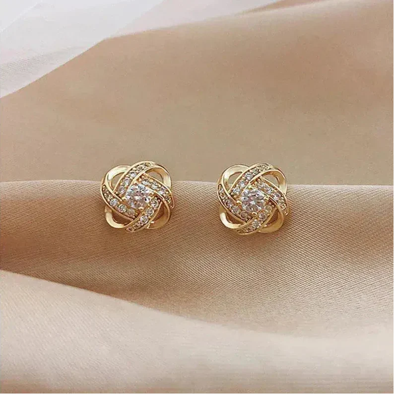 Boucles d'oreilles dorées en spirale florale avec des cristaux