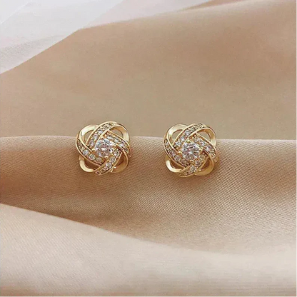 Boucles d'oreilles dorées en spirale florale avec des cristaux