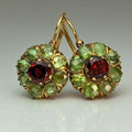 Boucles d'oreilles rondes chics avec cristaux verts et rouges