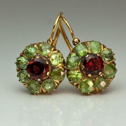 Boucles d'oreilles rondes chics avec cristaux verts et rouges