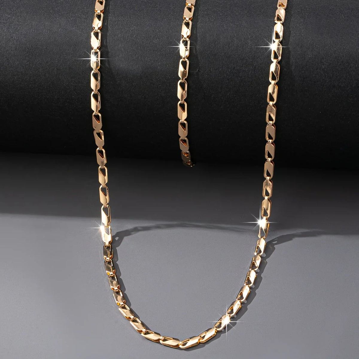 Conjunto collar y pulsera de oro 18K elegante