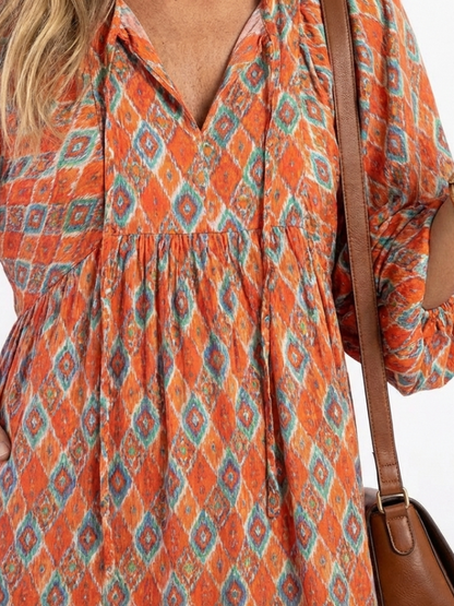 Amara™ | Vestido Midi Geométrico con Cuello en V y Volantes