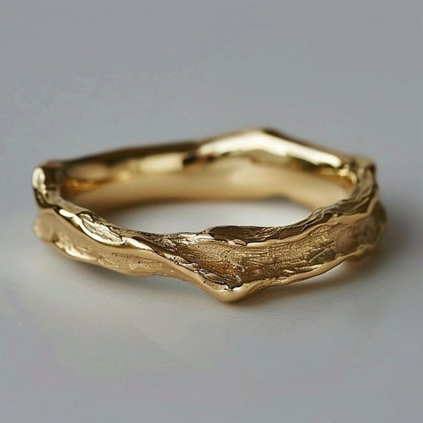 Anillo Martillado Dorado™ – Estilo Vintage