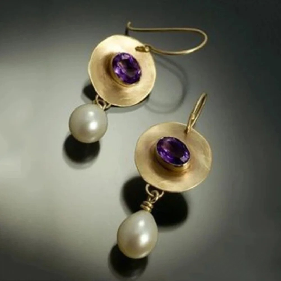 Boucles d'oreilles en or avec zirconiums violets et perle