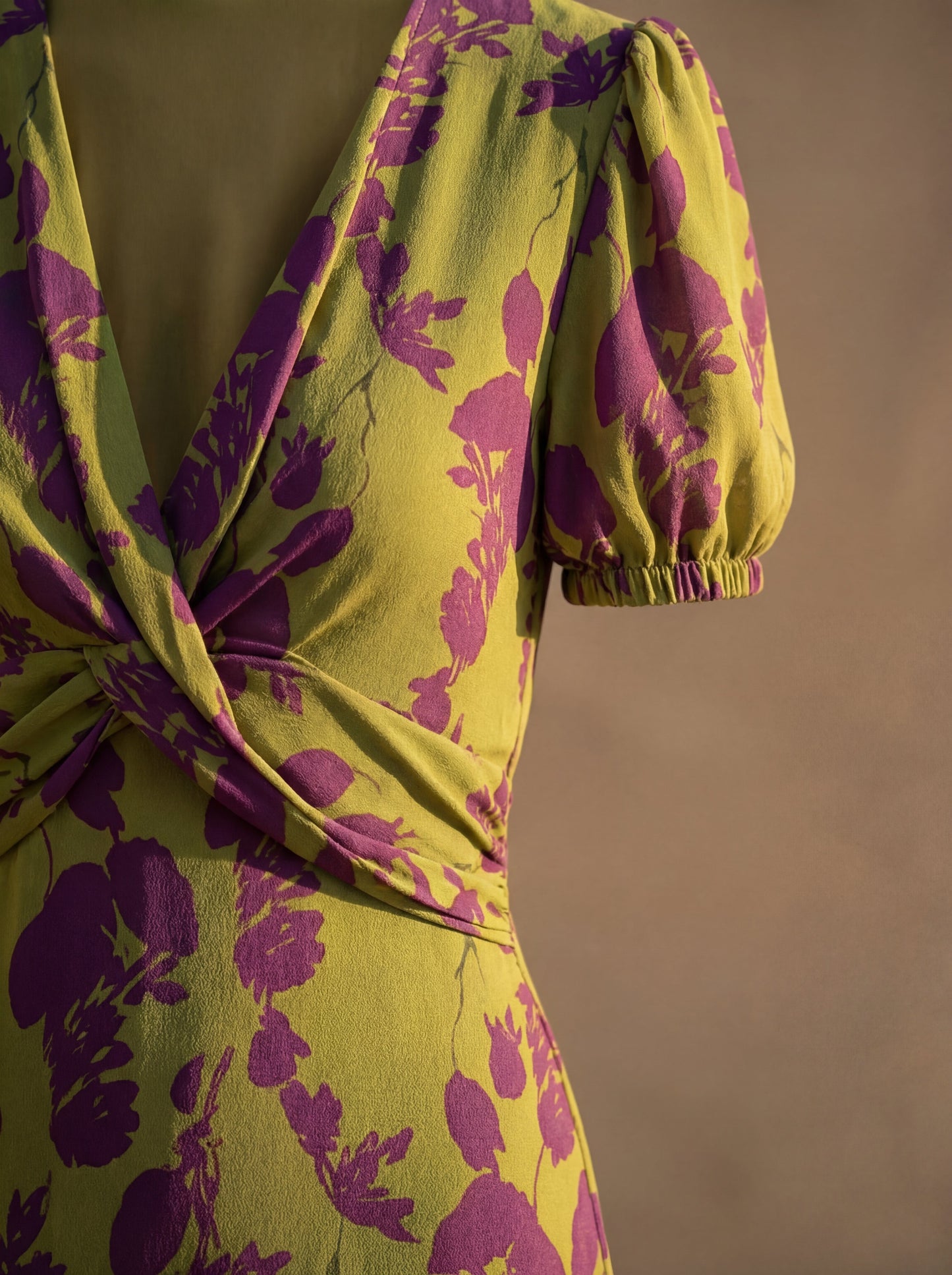 Vestido Elegante en Tejido de Seda