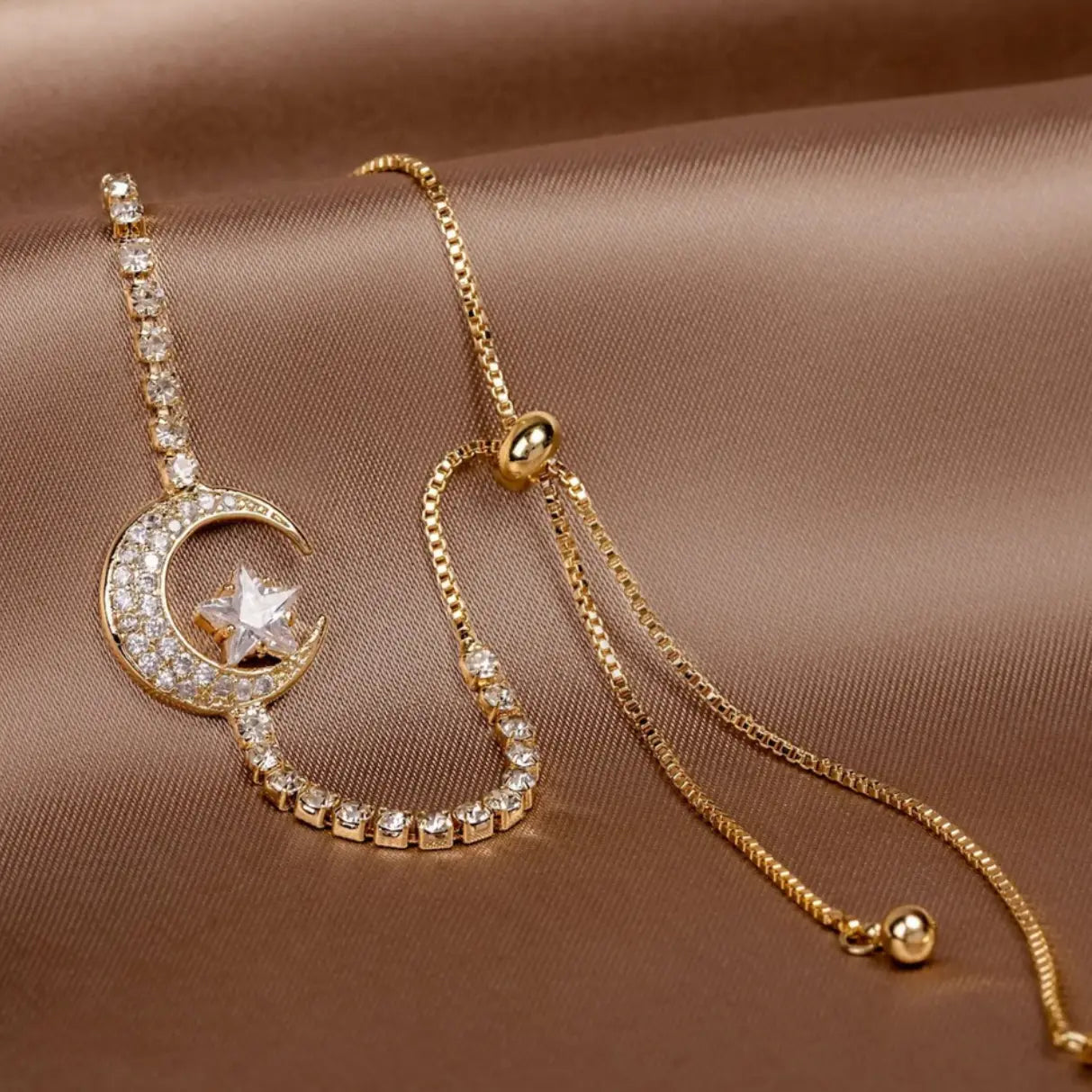 Bracelet avec Pendentif Lune en Zirconium et Or