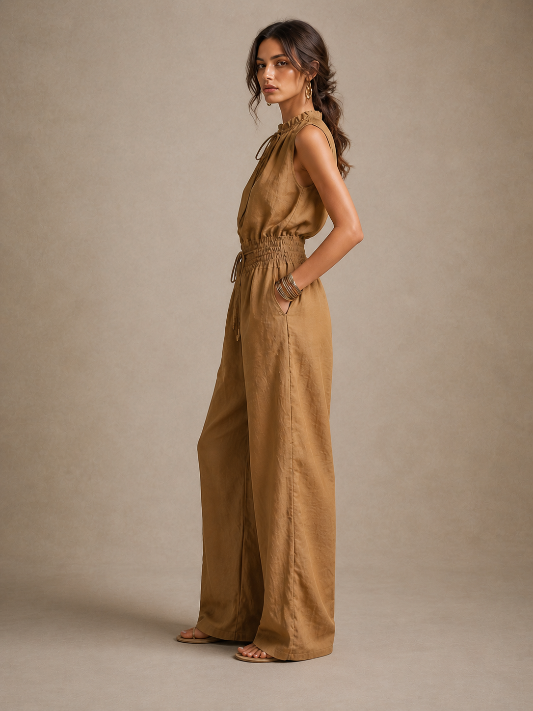 Carmen™ | Mono color camel con cuello alto anudado y pantalón de pierna ancha