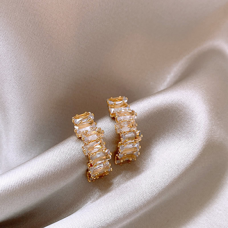Boucles d'oreilles élégantes en or avec des zircons brillants