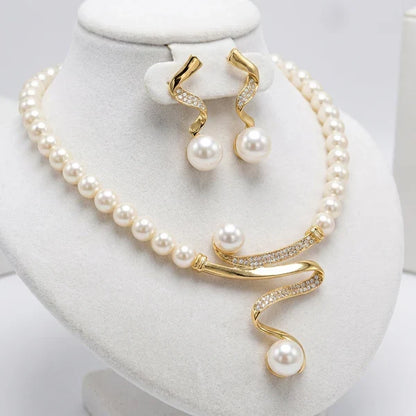 Ensemble collier et boucles d'oreilles avec perles naturelles