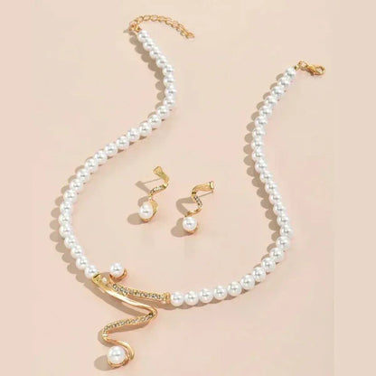 Ensemble collier et boucles d'oreilles avec perles naturelles