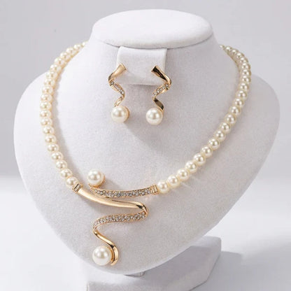 Ensemble collier et boucles d'oreilles avec perles naturelles