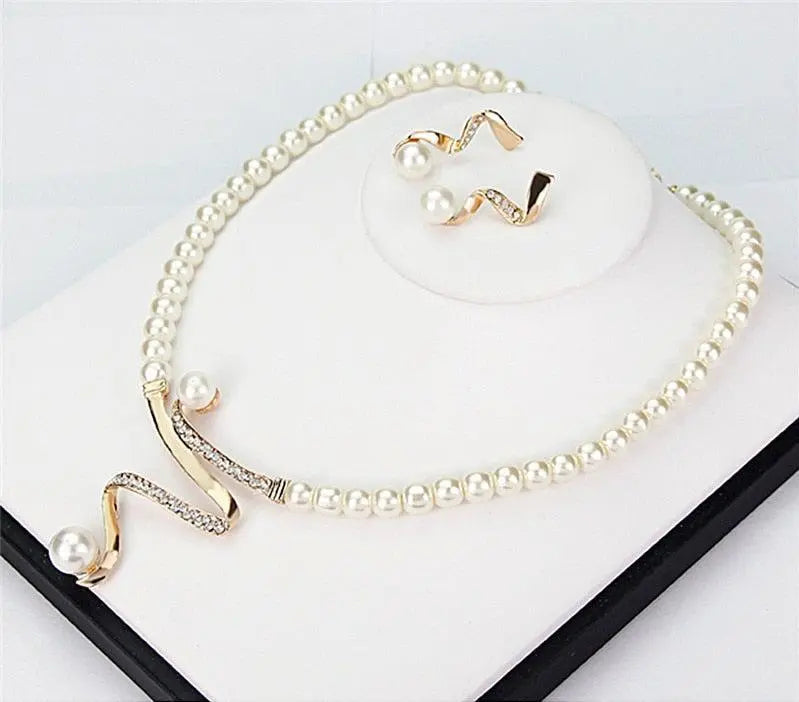 Conjunto collar y pendientes con perlas naturales