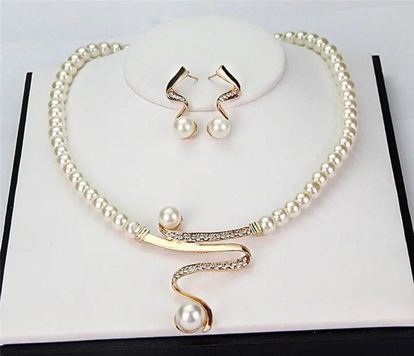Conjunto collar y pendientes con perlas naturales