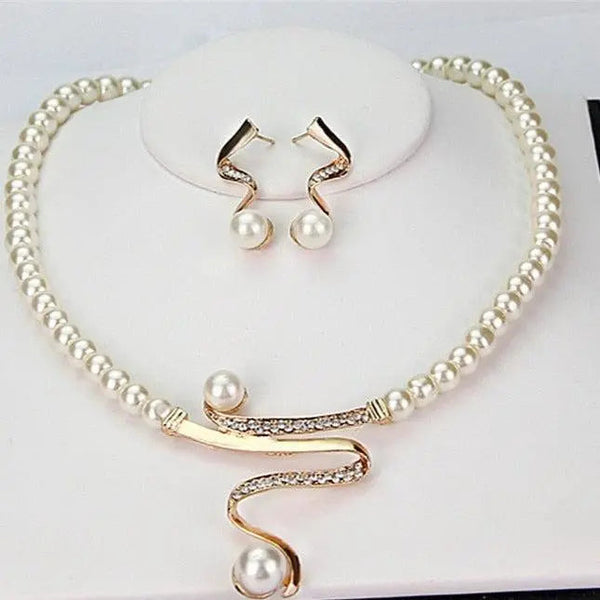 Conjunto collar y pendientes con perlas naturales