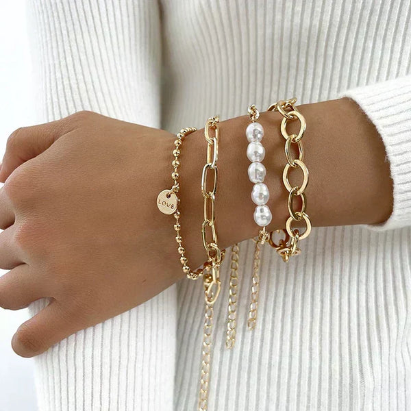 Conjunto de pulseras con perla dorada y charm