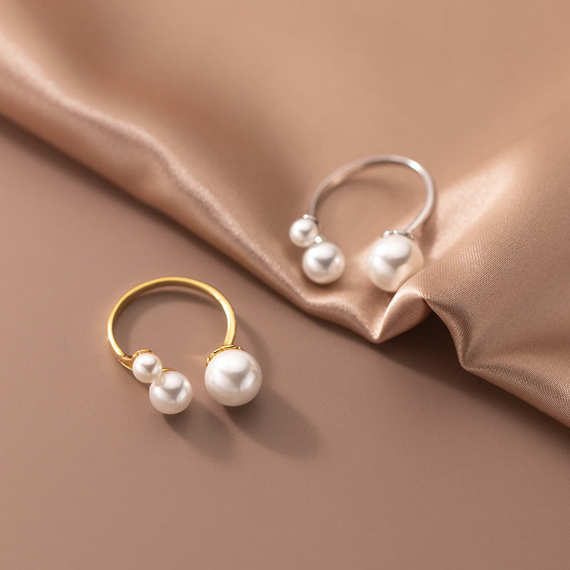 Anillo elegante con trío de perlas