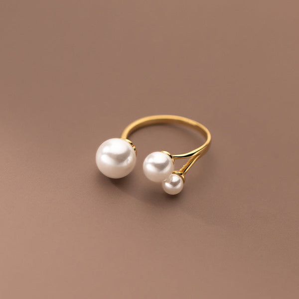 Anillo elegante con trío de perlas