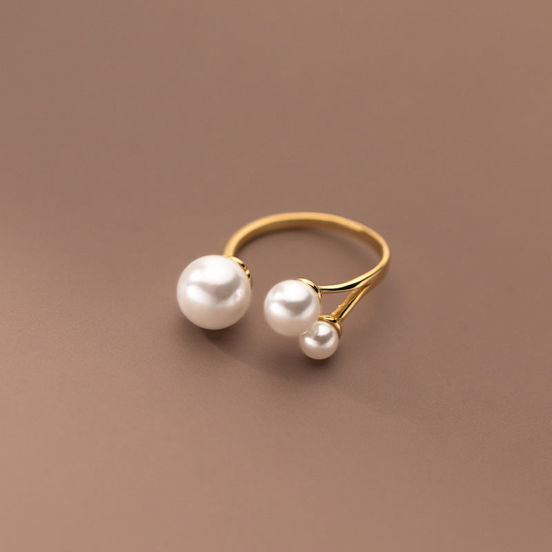 Anillo elegante con trío de perlas