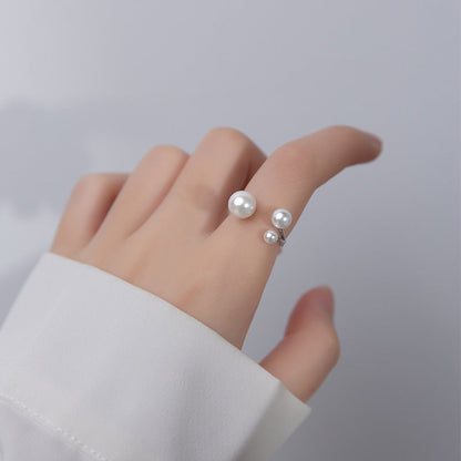 Anillo elegante con trío de perlas