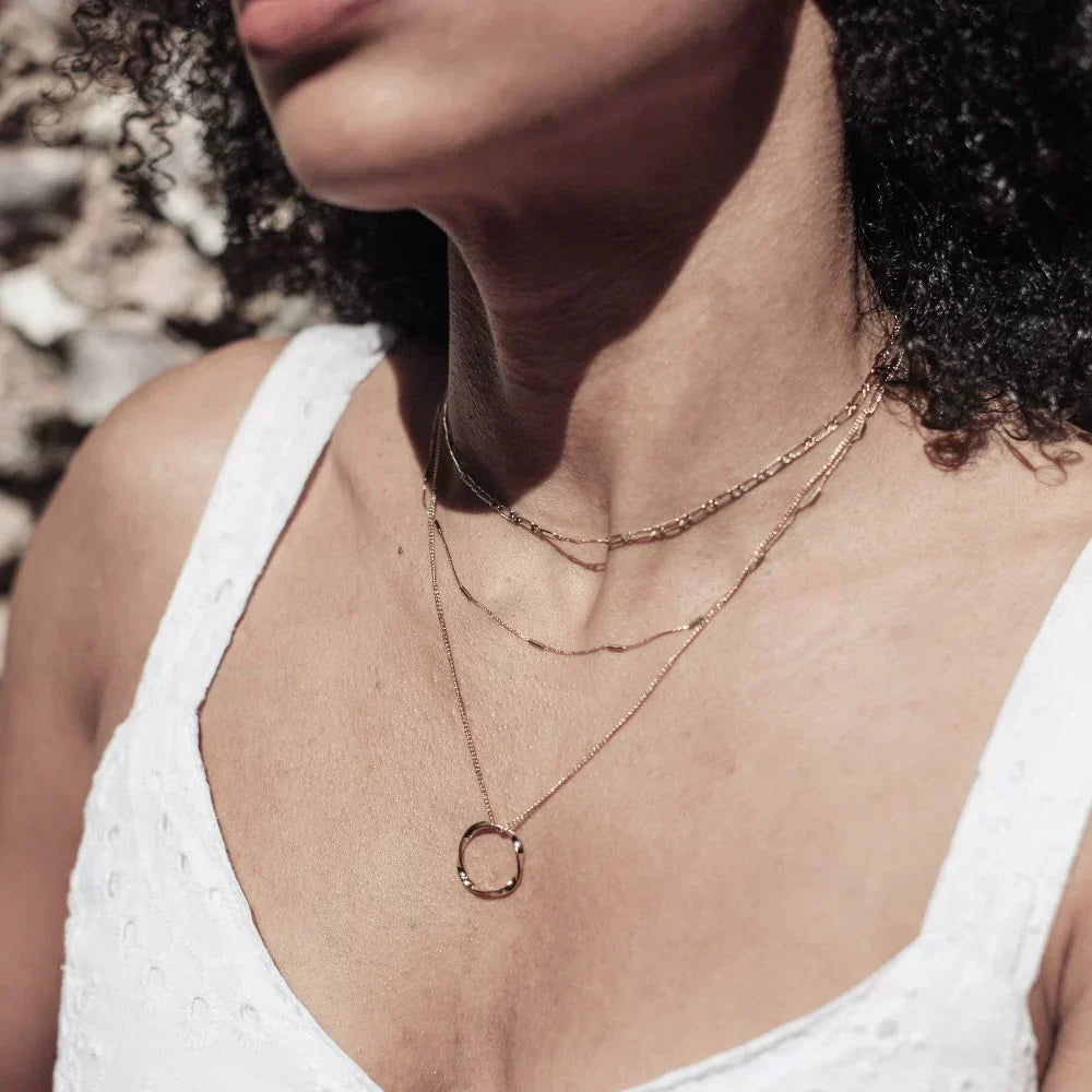 Collier à Cerceau Ouvert à Trois Rangées en Or
