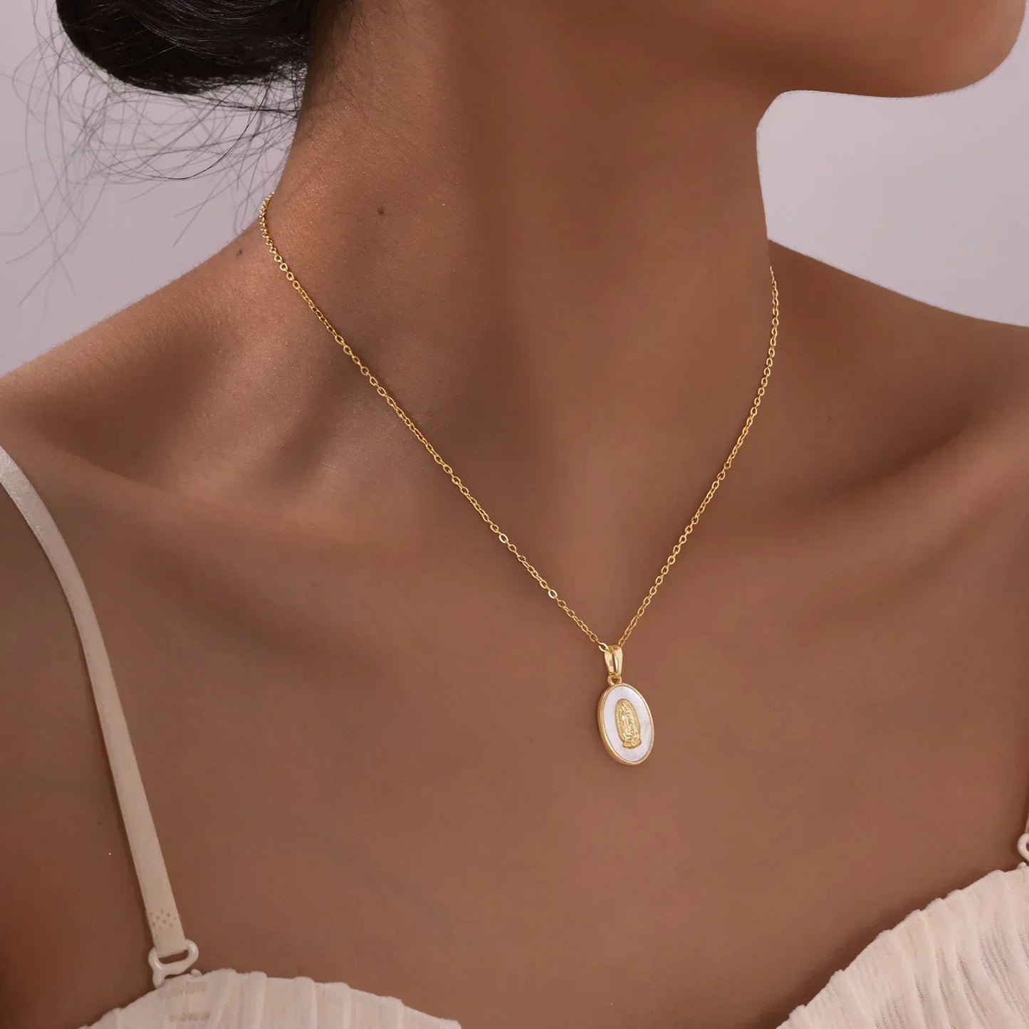 Collier avec Pendentif Ovale de la Vierge en Or