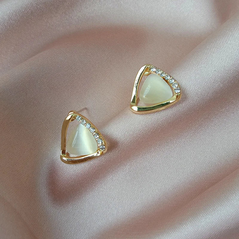 Boucles d'oreilles Sophistiquées Triangulaires avec Opale et Cristaux