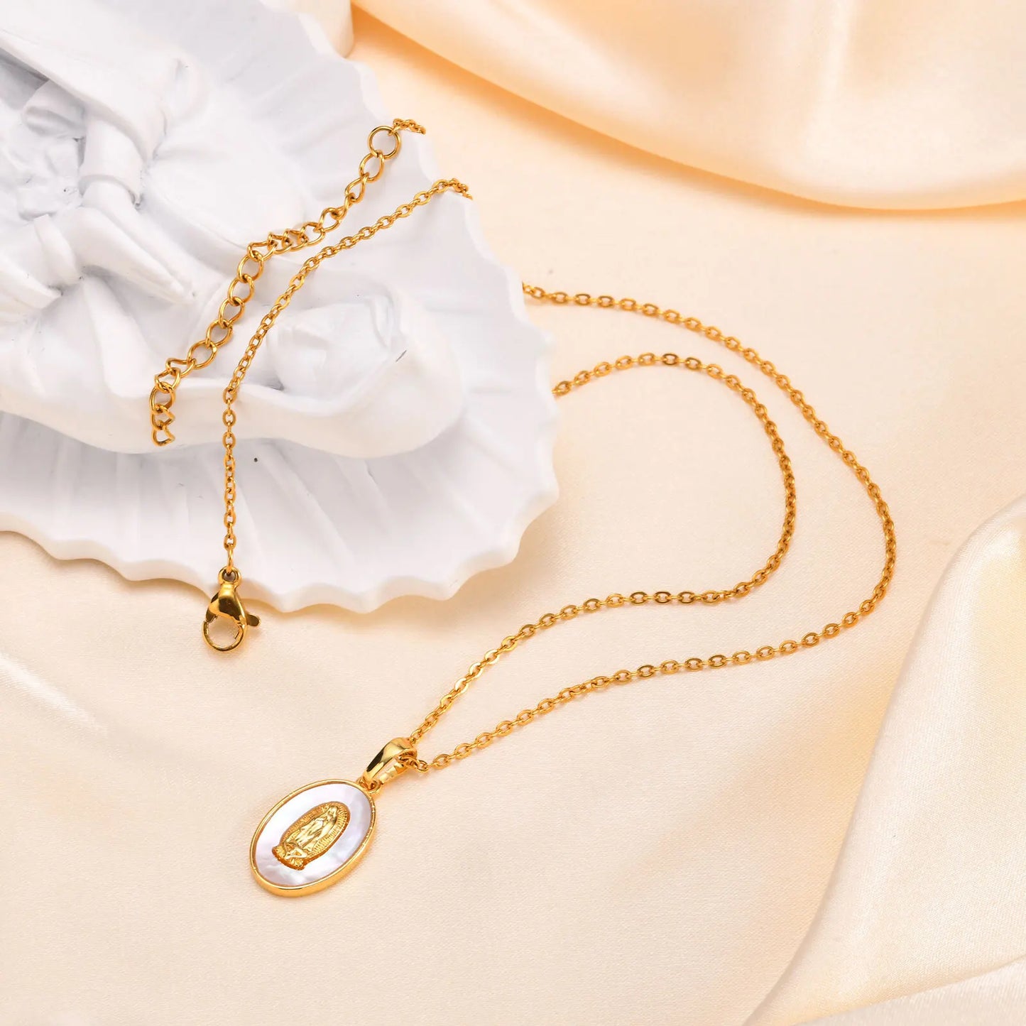 Collier avec Pendentif Ovale de la Vierge en Or
