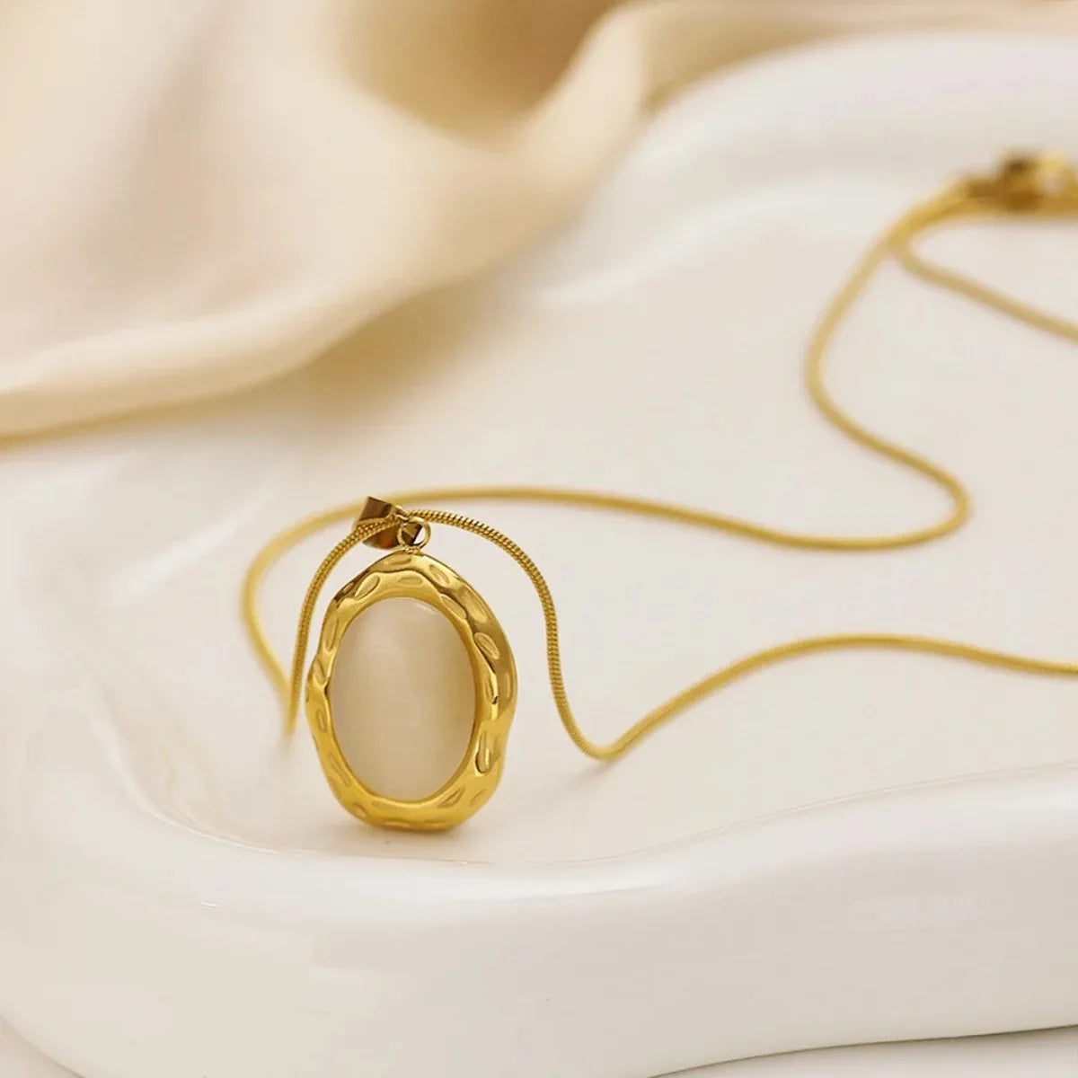 Collier Plaqué Or avec Opale Œil de Chat Ovale
