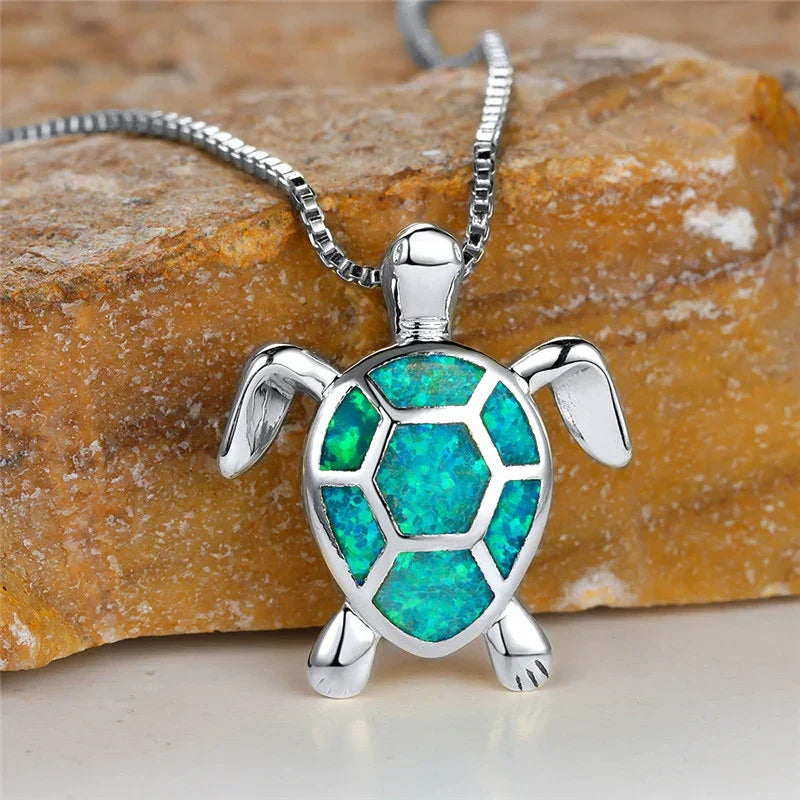 Collier Pendentif Tortue en Opale de Feu Verte Vintage