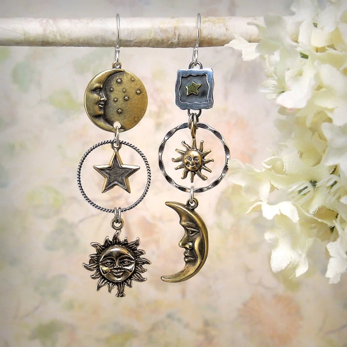 Boucles d'Oreilles Pendantes avec Pendentif Soleil et Lune