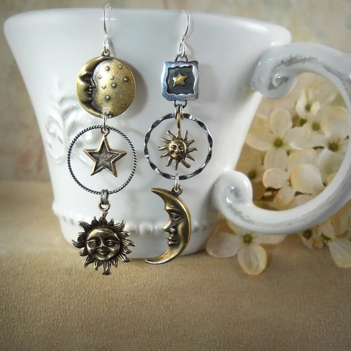 Boucles d'Oreilles Pendantes avec Pendentif Soleil et Lune