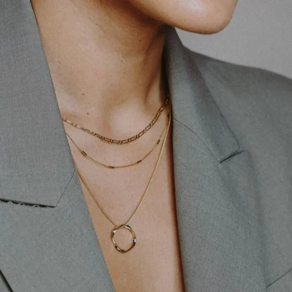 Collier à Cerceau Ouvert à Trois Rangées en Or