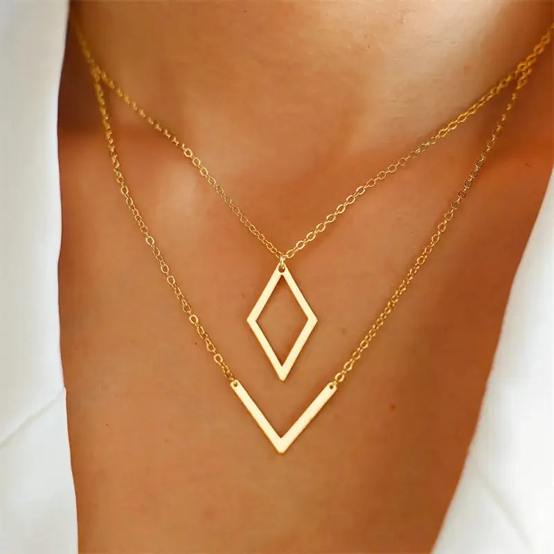 Collier avec Pendentif en V Géométrique