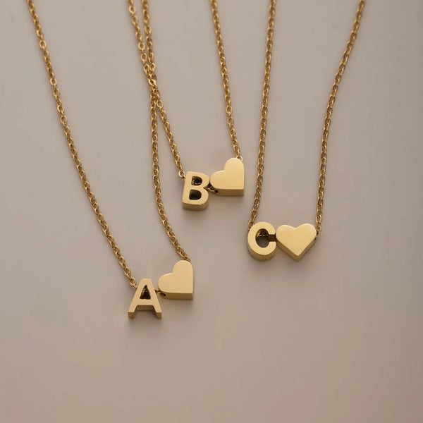 Collar inicial atemporal con colgante corazón