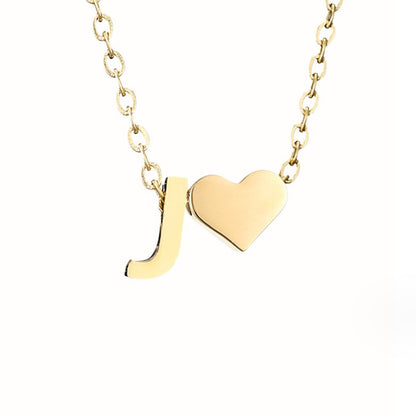 Collar inicial atemporal con colgante corazón