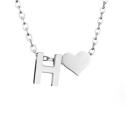 Collar inicial atemporal con colgante corazón