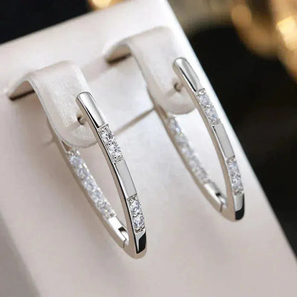 Boucles d'oreilles sophistiquées avec des pierres de zirconium