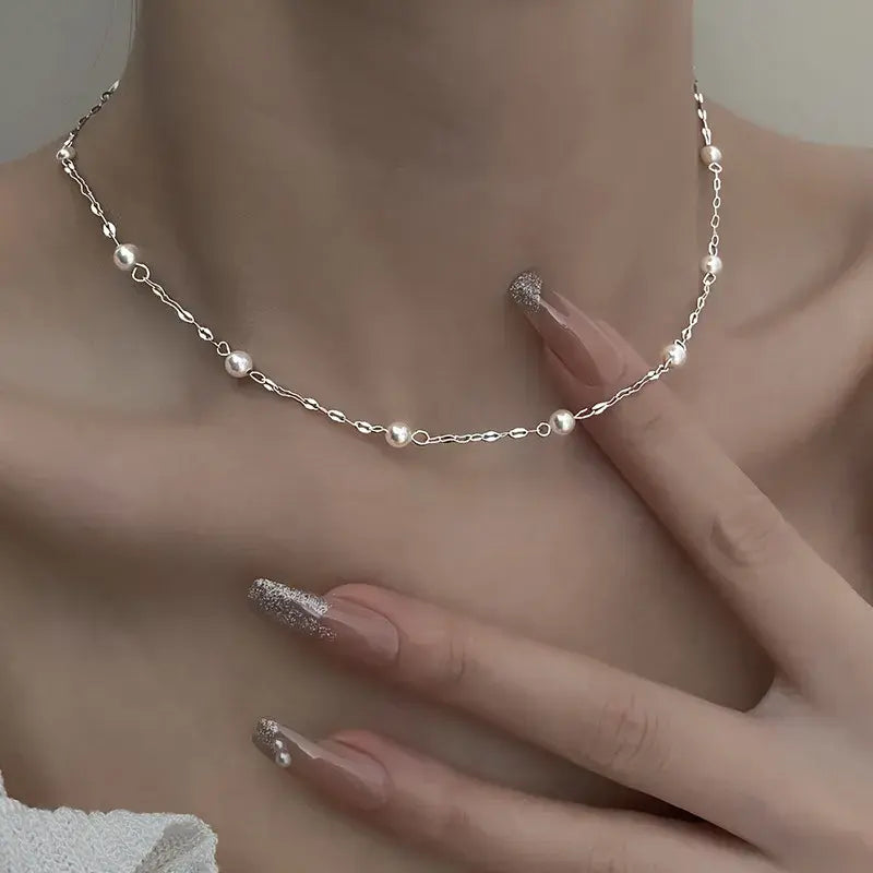 Collier élégant avec des perles lumineuses